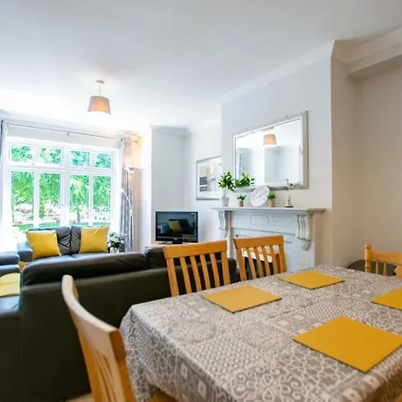 88 - Spacious Townhouse By Shortstays Сasa de vacaciones